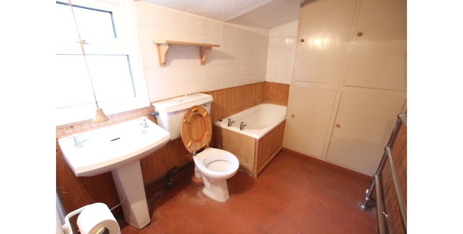 Detached 2 Bedroom Single Storey Elevated Property In Need of Modernisation & Refurbishment