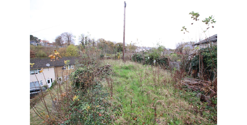 Detached Property with Garage/Workshop to the Ground Floor & Accommodation to the First Floor