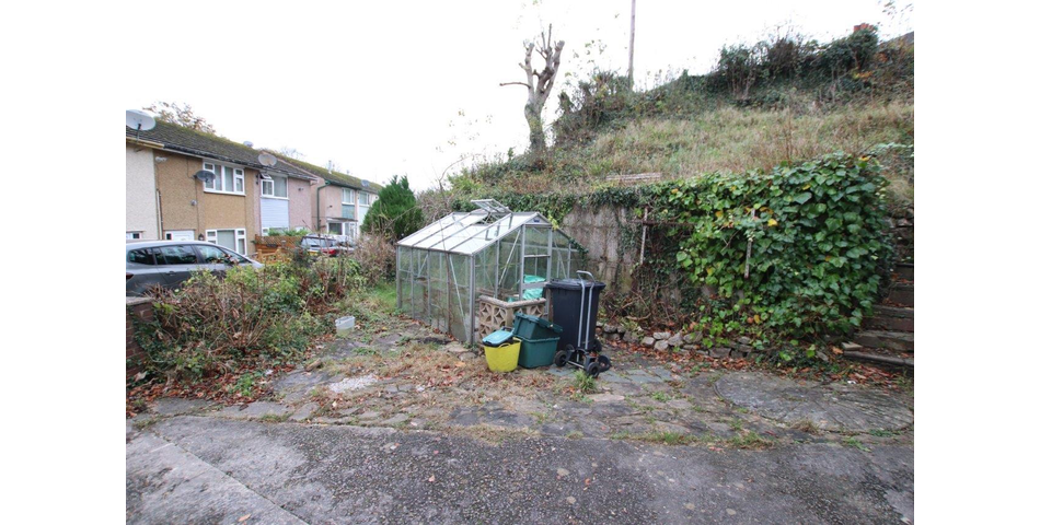 Detached Property with Garage/Workshop to the Ground Floor & Accommodation to the First Floor