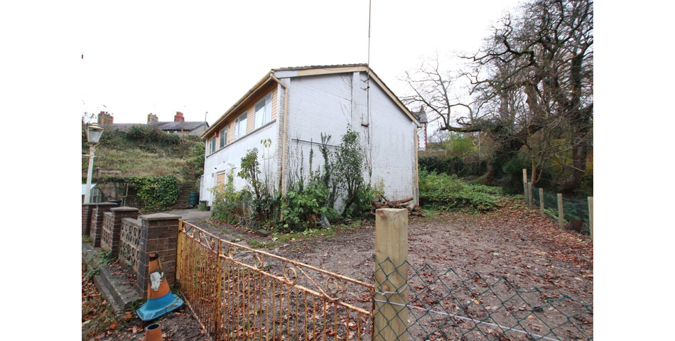 Detached Property with Garage/Workshop to the Ground Floor & Accommodation to the First Floor