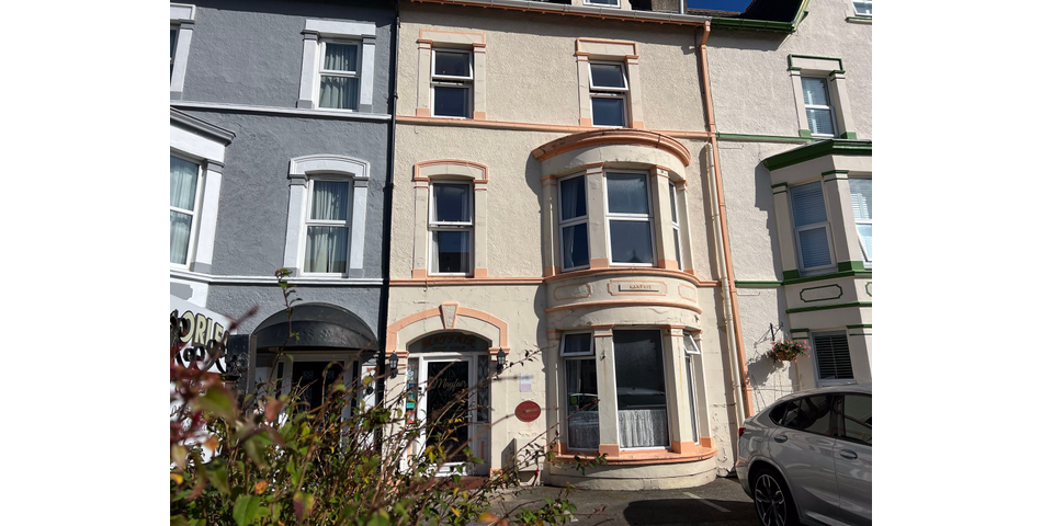 Vacant Investment Property With Off-Road Parking Close to Town Centre