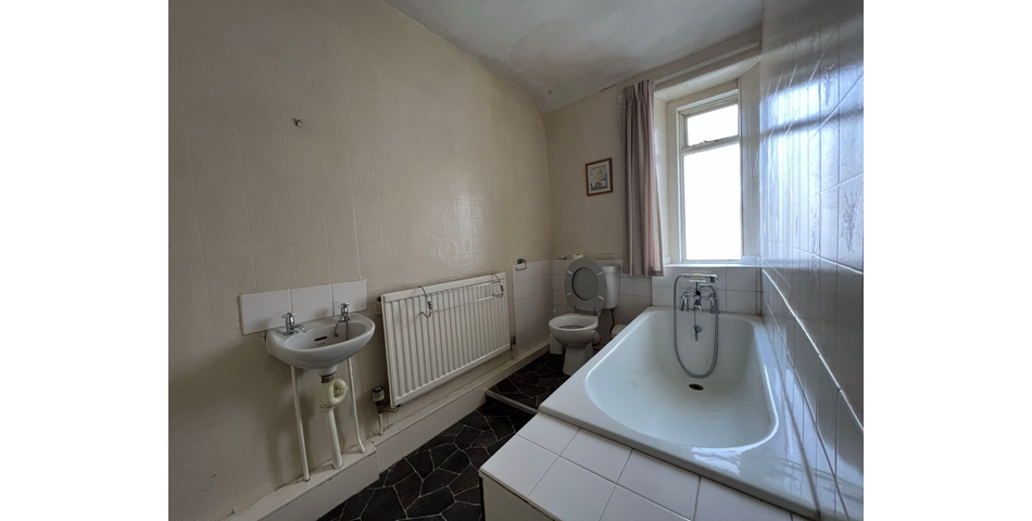 Vacant Investment Property With Off-Road Parking Close to Town Centre