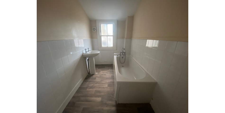 4 Bedroomed Maisonette in Town Centre Location