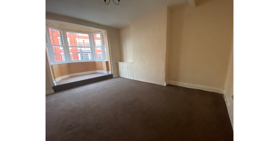 4 Bedroomed Maisonette in Town Centre Location