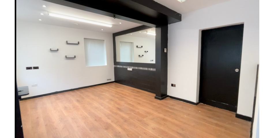Detached unit with 2 bedroom flat, garden area & commercial space below