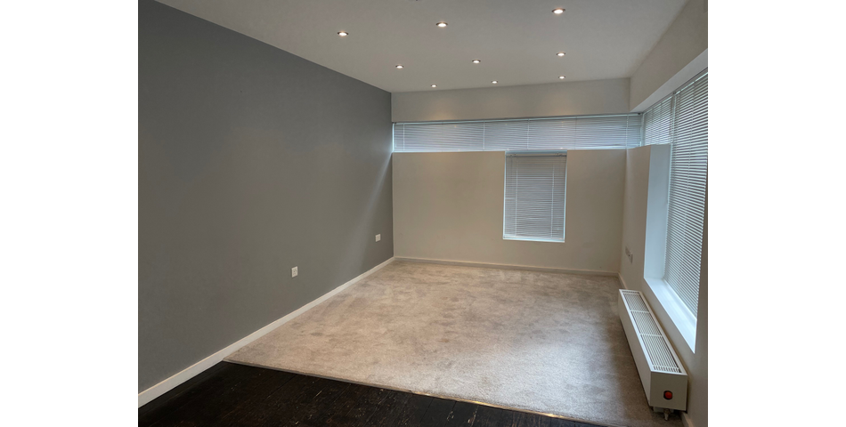 Detached unit with 2 bedroom flat, garden area & commercial space below