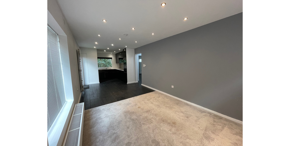 Detached unit with 2 bedroom flat, garden area & commercial space below