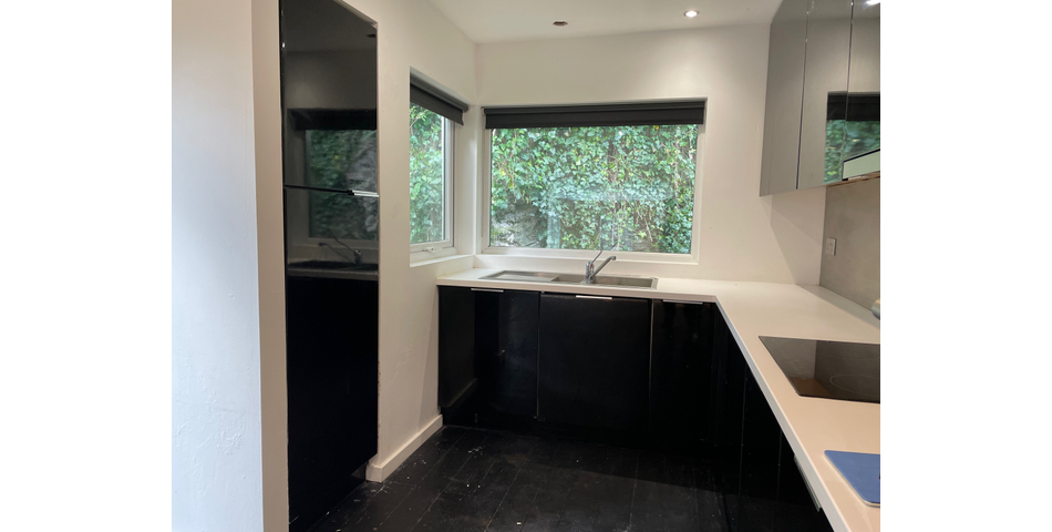 Detached unit with 2 bedroom flat, garden area & commercial space below