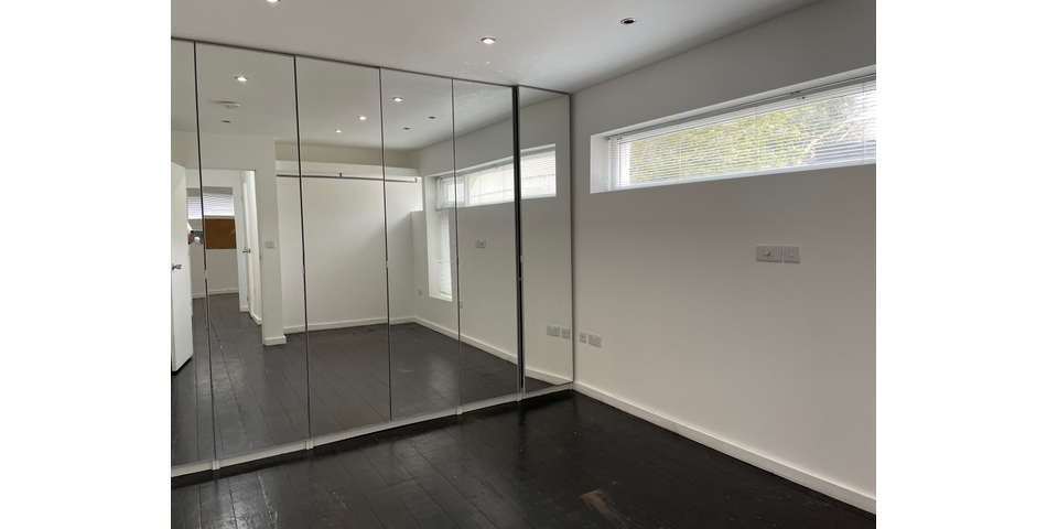 Detached unit with 2 bedroom flat, garden area & commercial space below