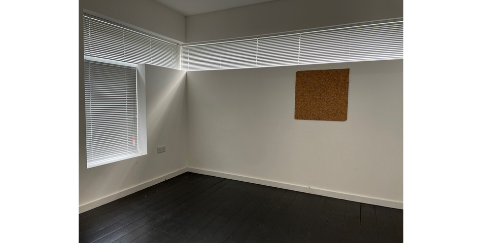 Detached unit with 2 bedroom flat, garden area & commercial space below