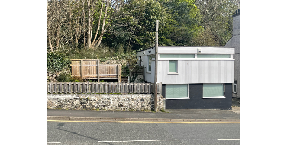Detached unit with 2 bedroom flat, garden area & commercial space below