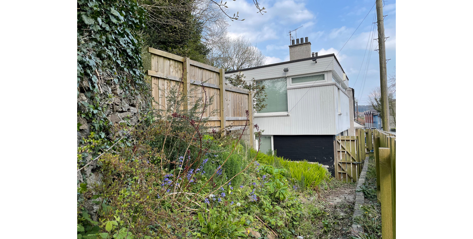 Detached unit with 2 bedroom flat, garden area & commercial space below