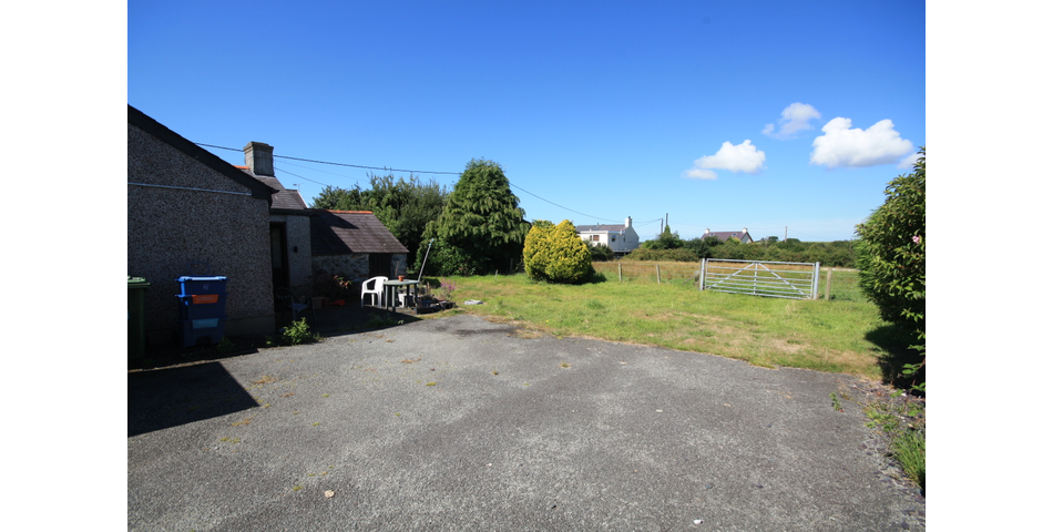 Two Bedroom Cottage with LAND Extending to 1.84 Acres