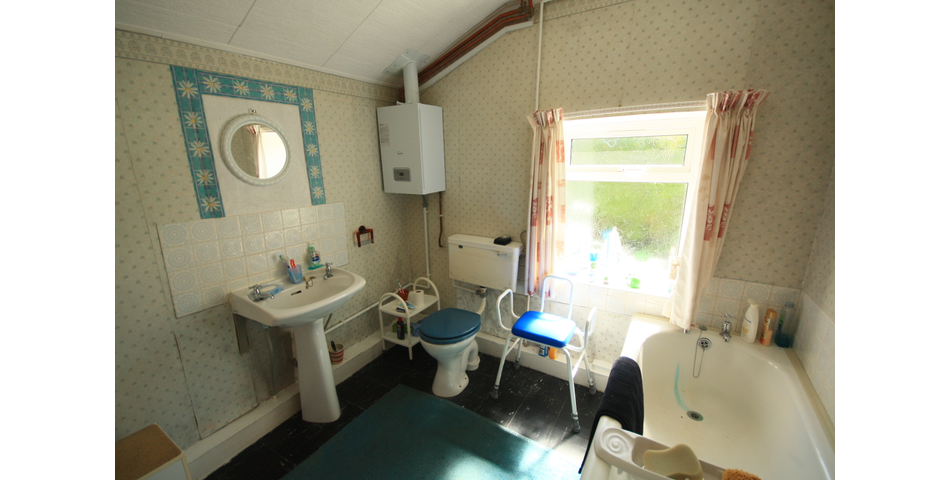 Two Bedroom Cottage with LAND Extending to 1.84 Acres
