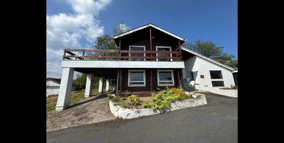 Four Bedroom Detached Chalet-Style Property 