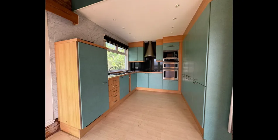 Four Bedroom Detached Chalet-Style Property 