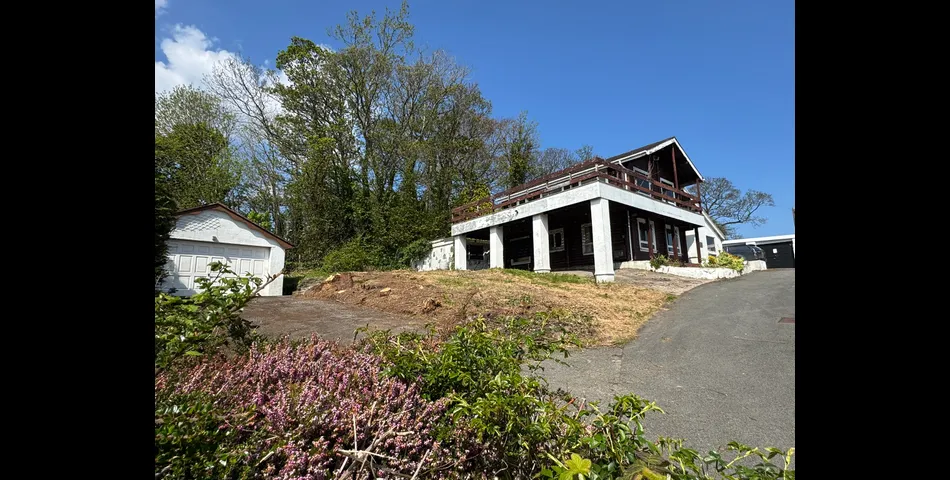 Four Bedroom Detached Chalet-Style Property 