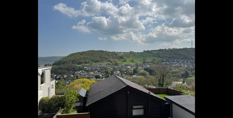 Four Bedroom Detached Chalet-Style Property 