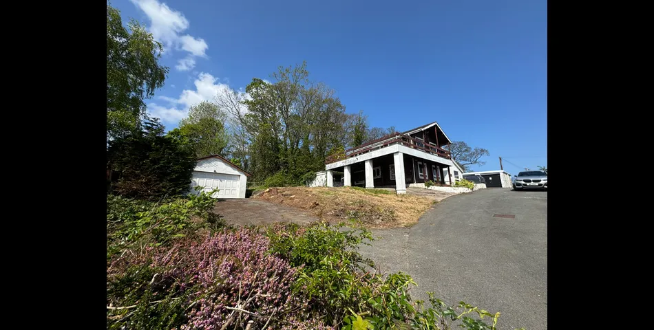 Four Bedroom Detached Chalet-Style Property 