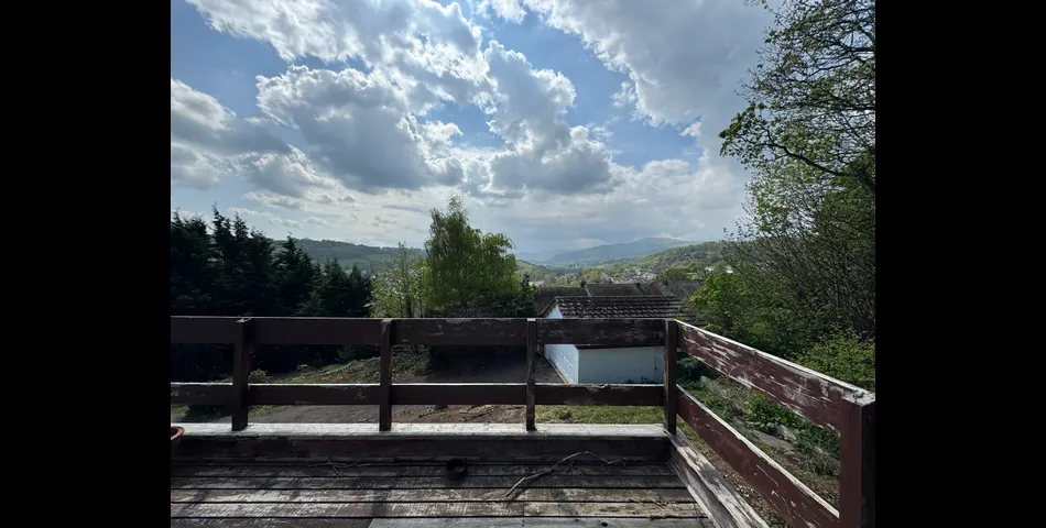 Four Bedroom Detached Chalet-Style Property 