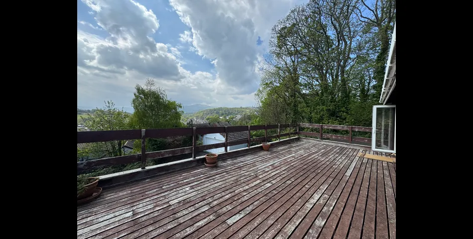 Four Bedroom Detached Chalet-Style Property 
