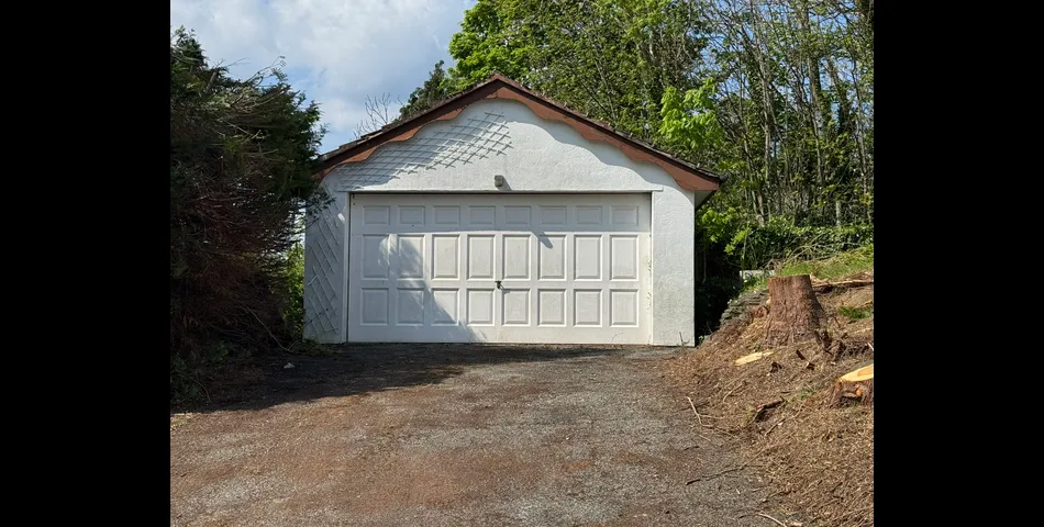 Four Bedroom Detached Chalet-Style Property 