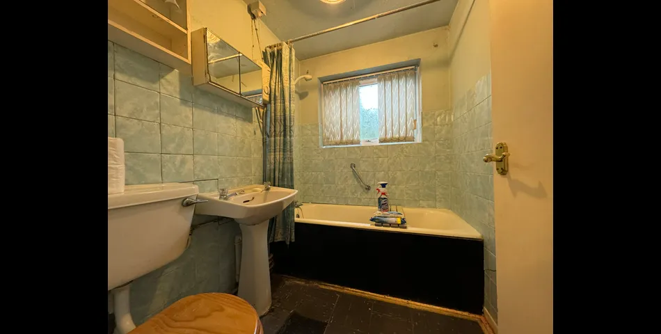 Detached Three-Bedroom Bungalow with Garage