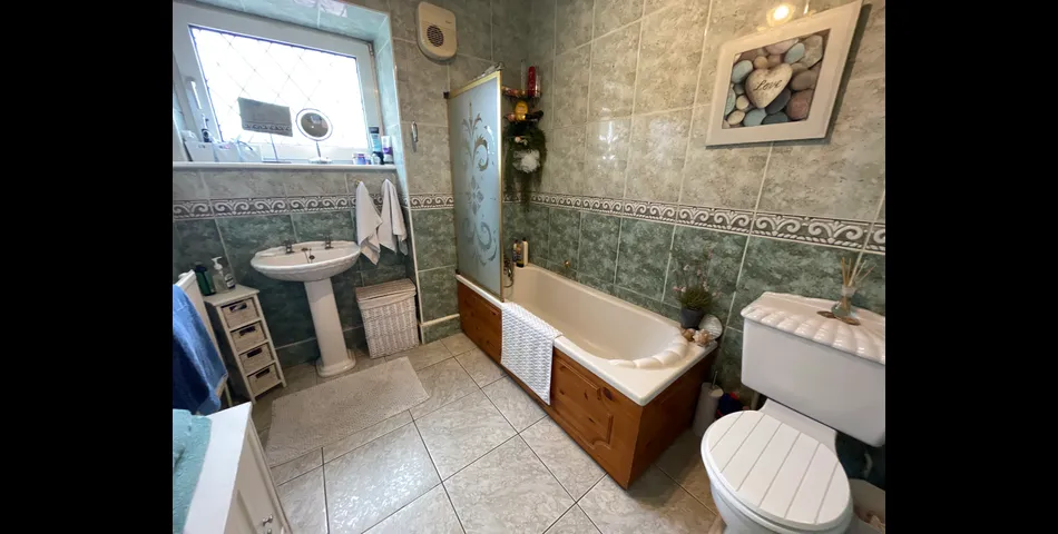 Four Bedroom Detached House with Garden and Garage