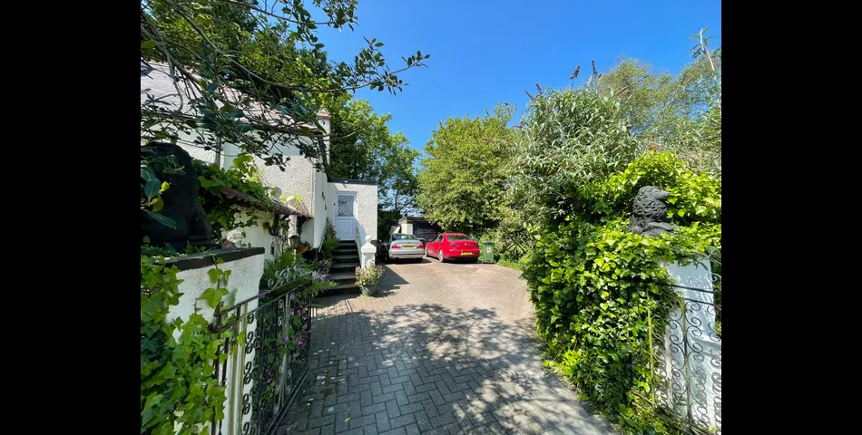 Four Bedroom Detached House with Garden and Garage