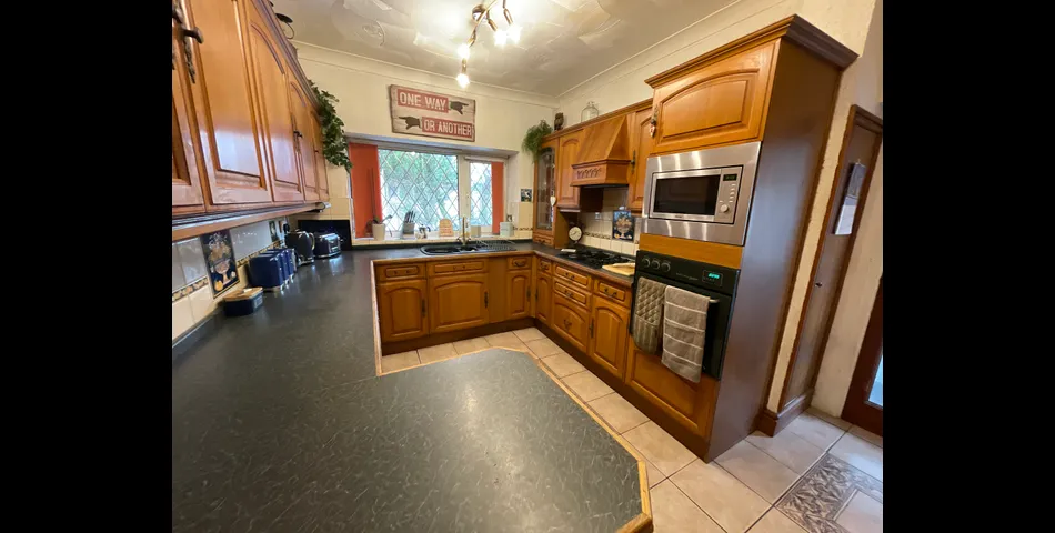 Four Bedroom Detached House with Garden and Garage