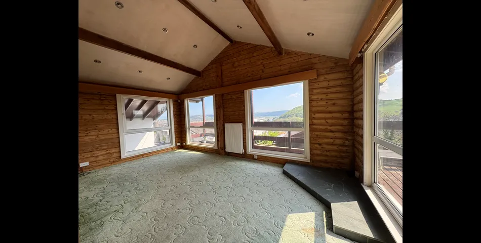 Four Bedroom Detached Chalet-Style Property 