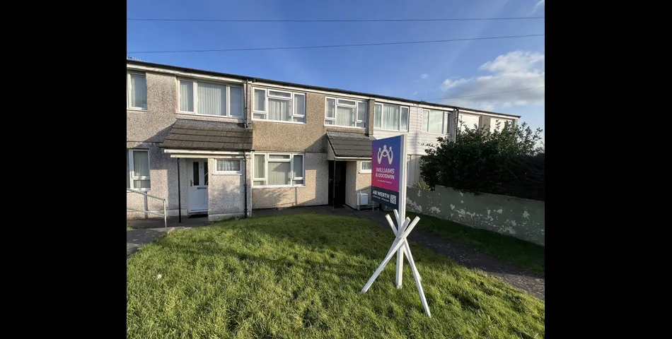 Three-Bedroom House Circa 0.5 of a Mile From Town Centre