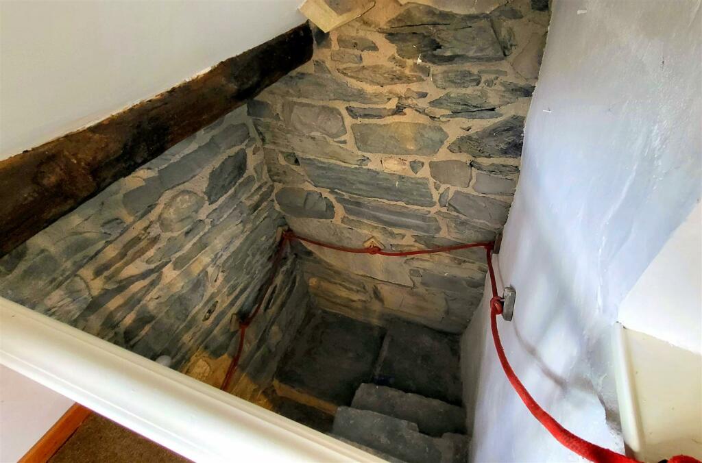 2 bed Character Property