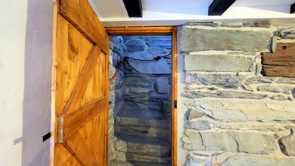 2 bed Character Property