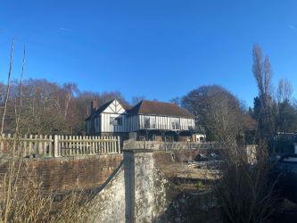 5 bedroom detached home with swimming pool