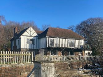 5 bedroom detached home with swimming pool