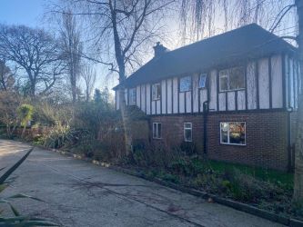 5 bedroom detached home with swimming pool