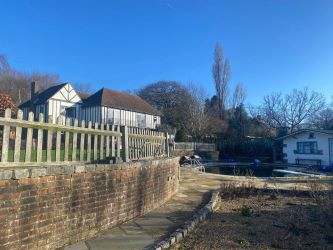 5 bedroom detached home with swimming pool