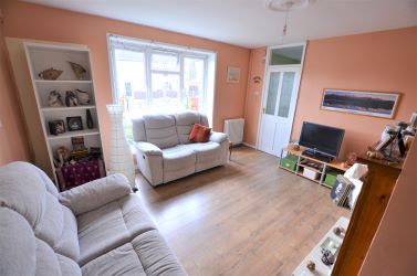 Semi detached property located in a cul-de-sac in Bradwell. Offered with NO UPWARD CHAIN - Ideal for first time buyers