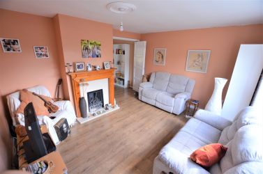 Semi detached property located in a cul-de-sac in Bradwell. Offered with NO UPWARD CHAIN - Ideal for first time buyers