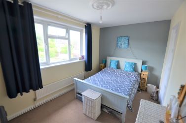 Semi detached property located in a cul-de-sac in Bradwell. Offered with NO UPWARD CHAIN - Ideal for first time buyers