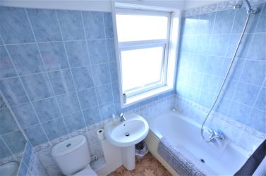 Semi detached property located in a cul-de-sac in Bradwell. Offered with NO UPWARD CHAIN - Ideal for first time buyers