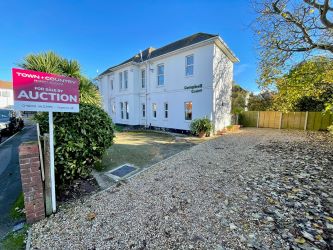 Two Bedroom Flat in Bournemouth, Dorset, BH1 - Leasehold and Vacant Possession