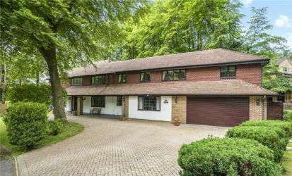 Substantial Detached 6 Bedroom Family Home