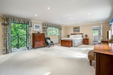 Substantial Detached 6 Bedroom Family Home