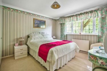 Substantial Detached 6 Bedroom Family Home
