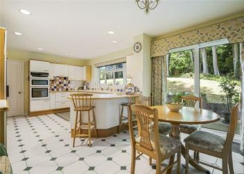 Substantial Detached 6 Bedroom Family Home