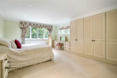 Substantial Detached 6 Bedroom Family Home