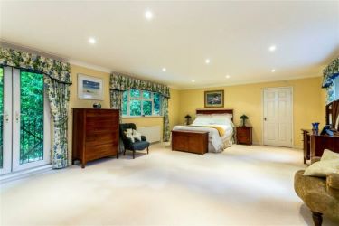Substantial Detached 6 Bedroom Family Home