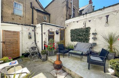 This well-proportioned, Leasehold 4 Bedroom maisonette within an end terrace property property spans over 2 floors. The property is ideally located in the centre of Colwyn Bay, with local schools, shops, transport links and even the beach all within easy reach.